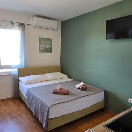 And 2 Walls Apartment