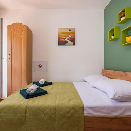 And 2 Walls Apartment