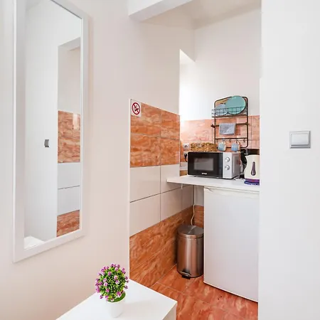 And 2 Walls Apartment