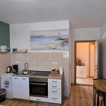 And 2 Walls זאדאר
