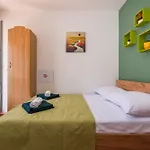 And 2 Walls Apartman