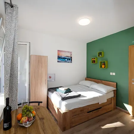 And 2 Walls Daire